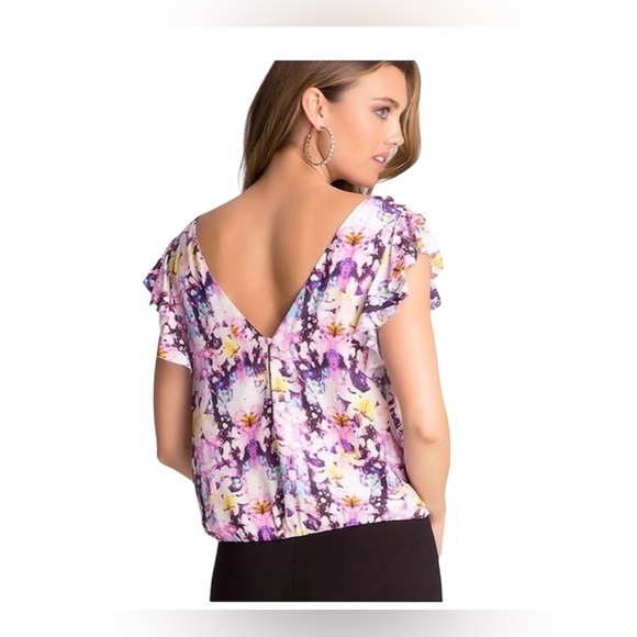 NWT Bebe Printed FLUTTER SLEEVE PRINT TOP Blouse Large - Picture 2 of 11
